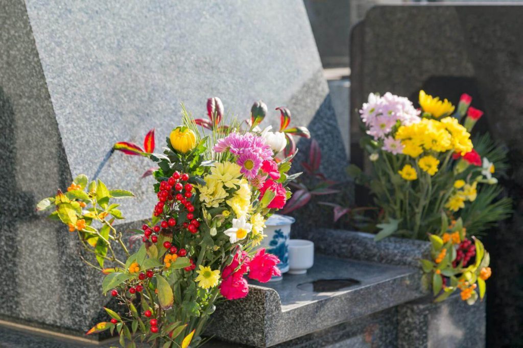 墓参りに向いているお花とは 備えるマナーや避けるべきお花もご紹介 市川市の霊園 お墓 墓地 墓石の事は和泉家石材店へ
