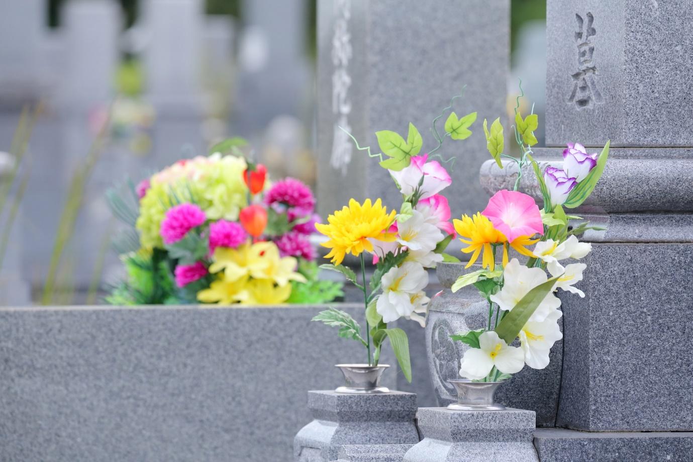 お墓に造花を供えるのは問題ない 基本的なルールや購入方法をご紹介 市川市の霊園 お墓 墓地 墓石の事は和泉家石材店へ
