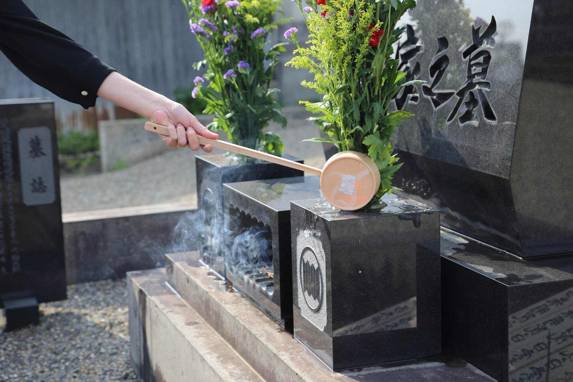 お墓への納骨は自分で行うもの?納骨方法や費用などを解説 市川市の霊園・お墓・墓地・墓石の事は和泉家石材店へ お墓への納骨は自分で行うもの?納骨方法や費用などを解説 市川市の霊園・お墓・墓地・墓石の事は和泉家石材店へ